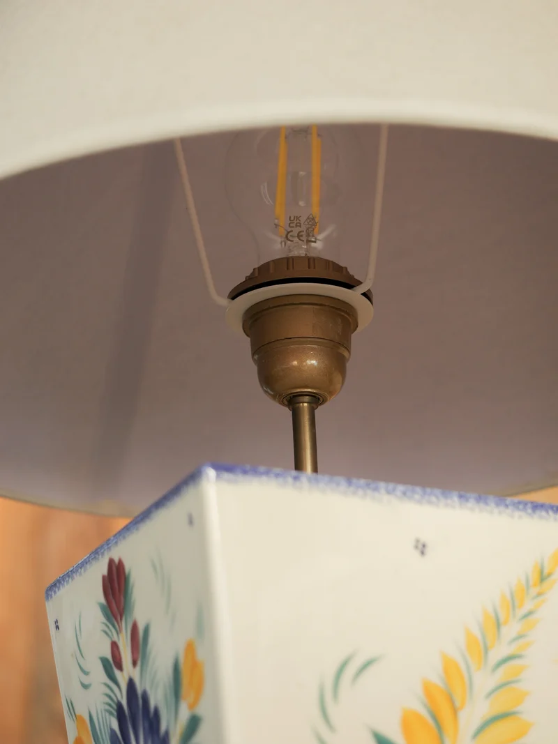 Suzanne, la lampe à poser en faïence N°650