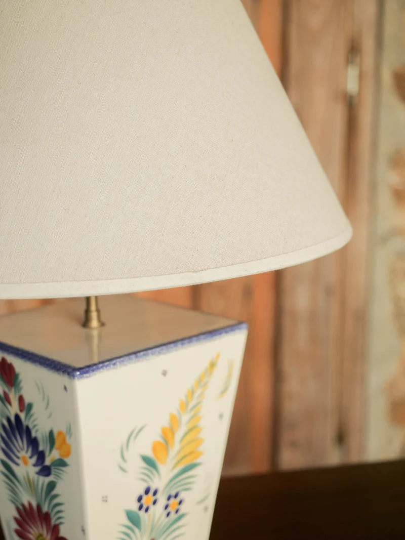 Suzanne, la lampe à poser en faïence N°650