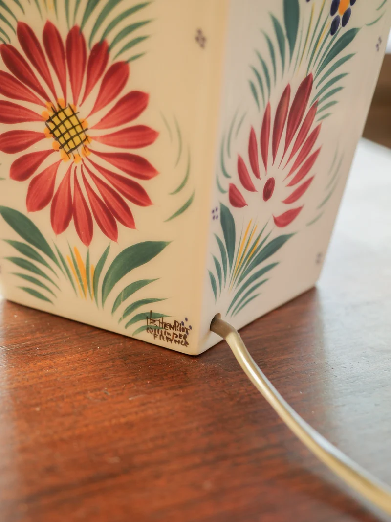 Suzanne, la lampe à poser en faïence N°650