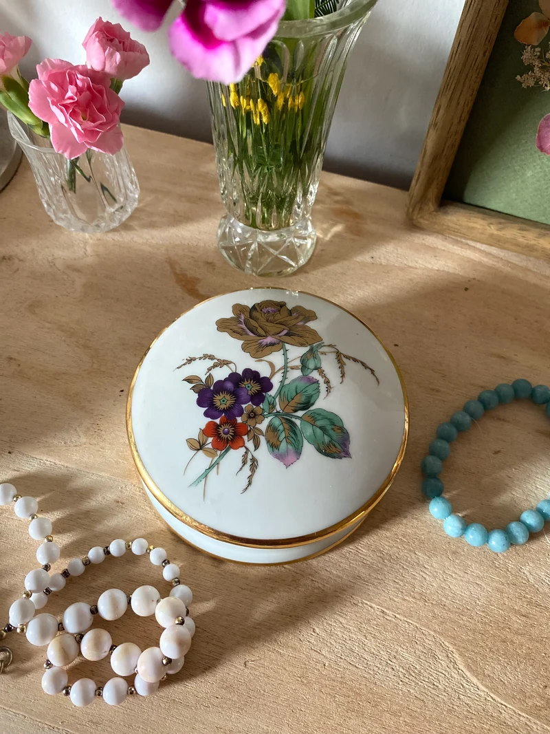 Boîte à bijoux en porcelaine ancienne