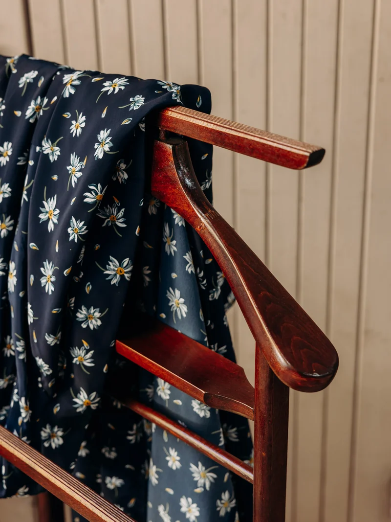 Max, le valet de nuit en bois foncé N°473
