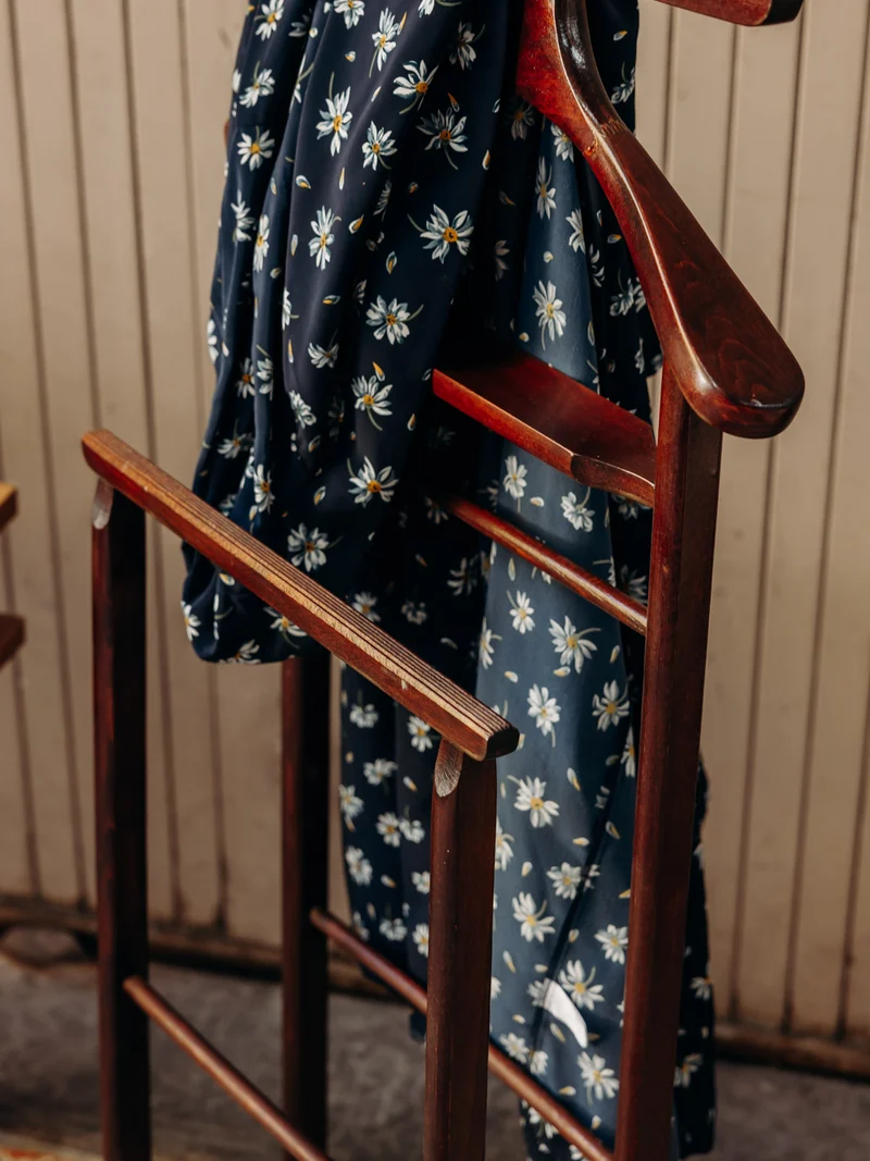 Max, le valet de nuit en bois foncé N°473