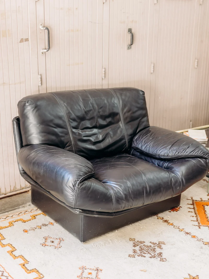 Jakob, le fauteuil élégant en cuir noir N°1374