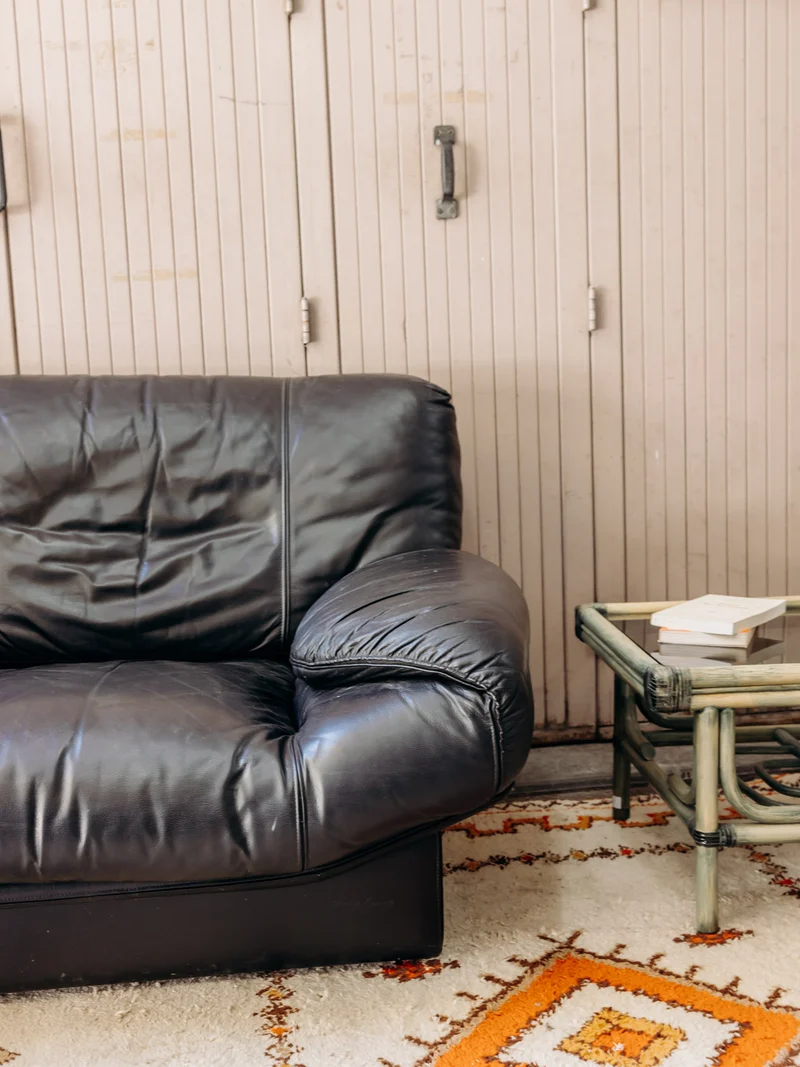 Jakob, le fauteuil élégant en cuir noir N°1374