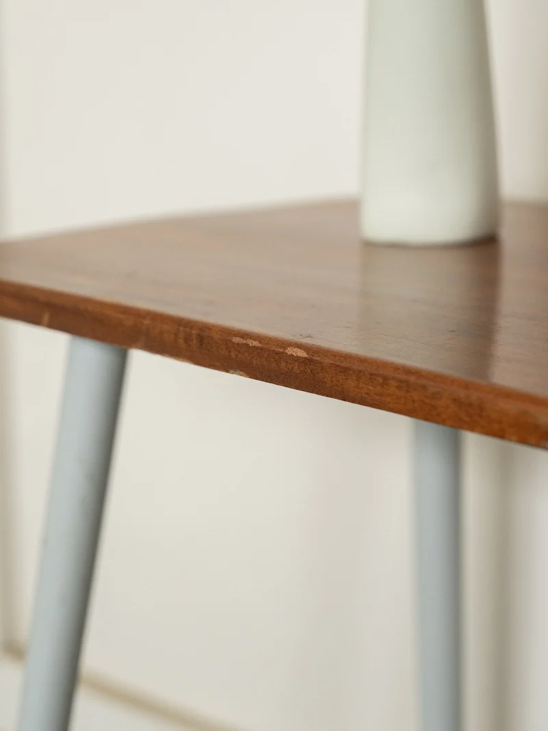 Hanna, la petite table d'appoint années 60 N°1577