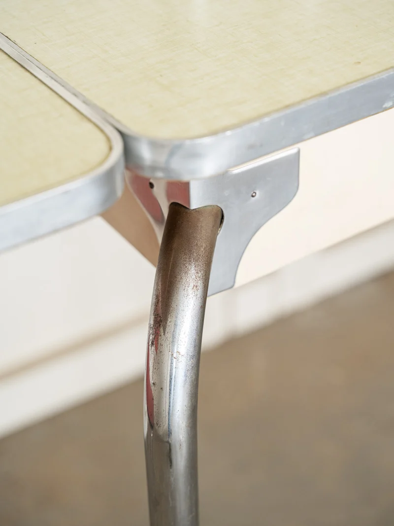 Karla, la table à manger en formica N°1280