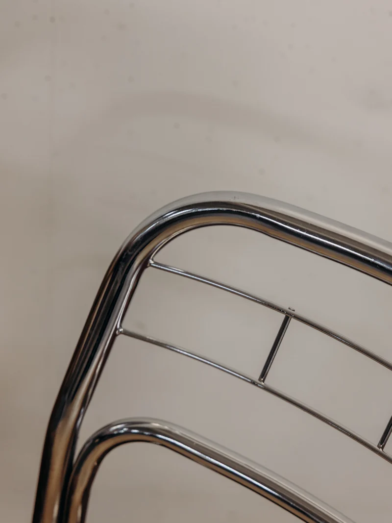 Alma, la paire de chaises à structure chromée N°1989