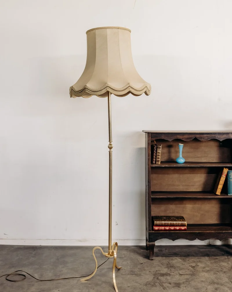 Julien, le lampadaire en laiton et son abat-jour en cloche N°410