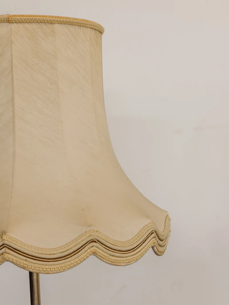 Julien, le lampadaire en laiton et son abat-jour en cloche N°410