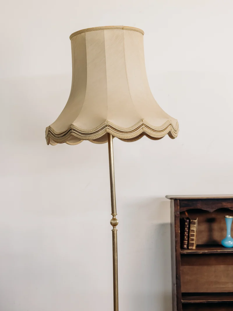 Julien, le lampadaire en laiton et son abat-jour en cloche N°410