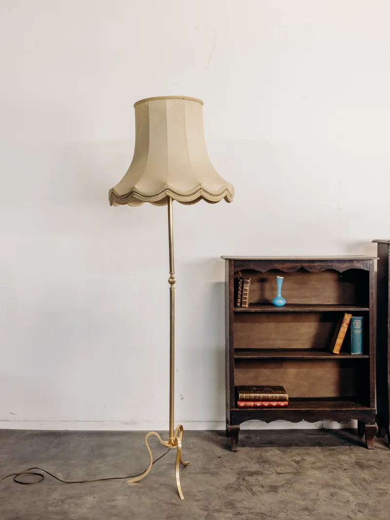 Julien, le lampadaire en laiton et son abat-jour en cloche N°410