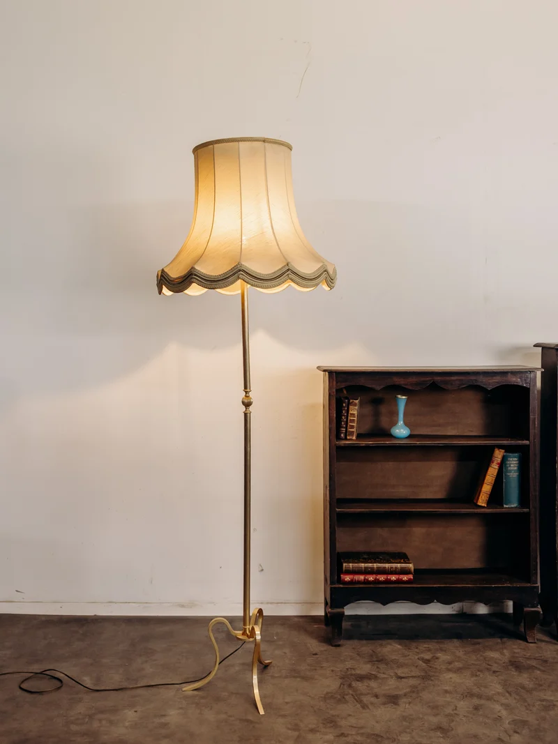 Julien, le lampadaire en laiton et son abat-jour en cloche N°410