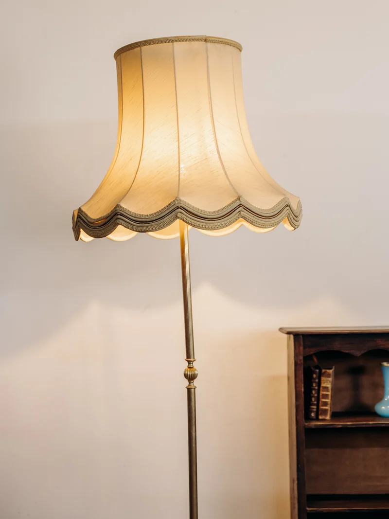 Julien, le lampadaire en laiton et son abat-jour en cloche N°410