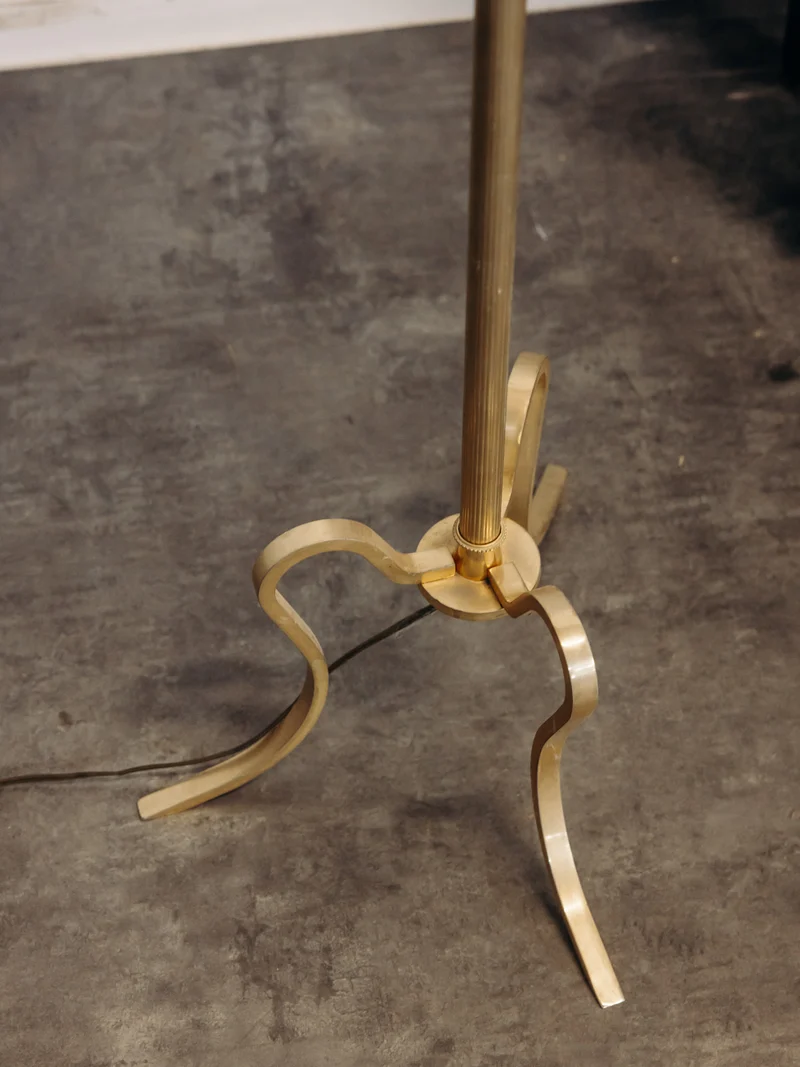 Julien, le lampadaire en laiton et son abat-jour en cloche N°410