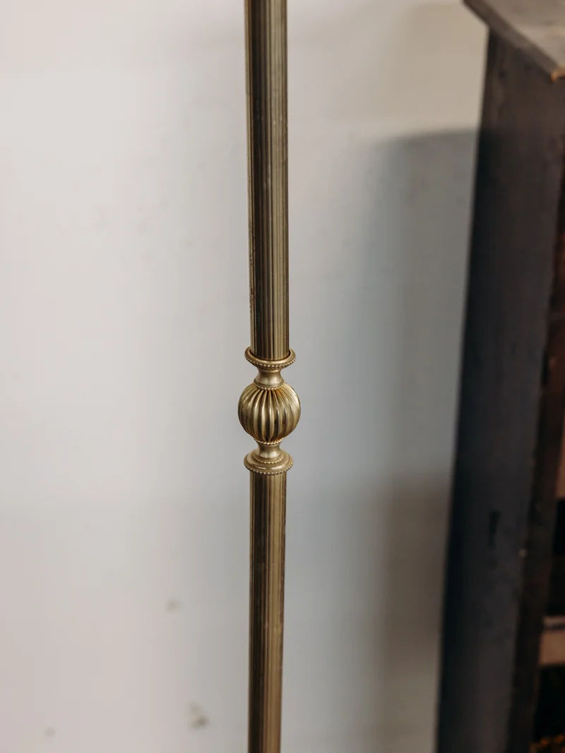 Julien, le lampadaire en laiton et son abat-jour en cloche N°410