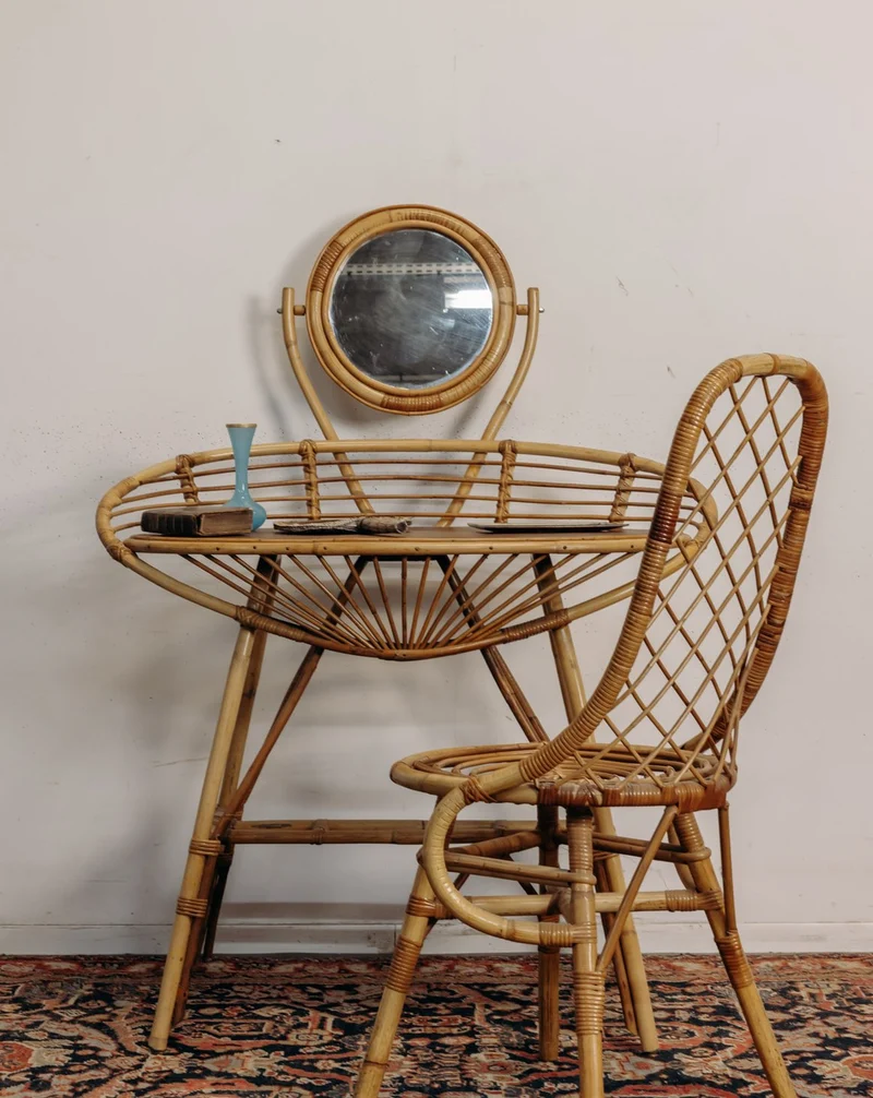 Louise, la coiffeuse et sa chaise en rotin N°354
