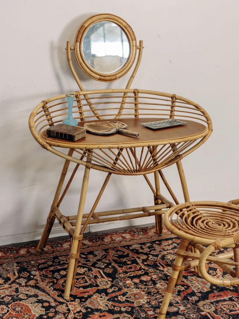 Louise, la coiffeuse et sa chaise en rotin N°354