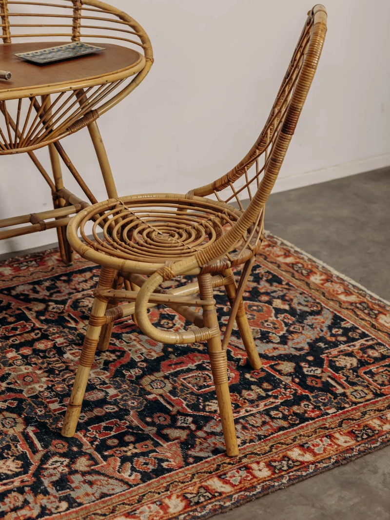 Louise, la coiffeuse et sa chaise en rotin N°354