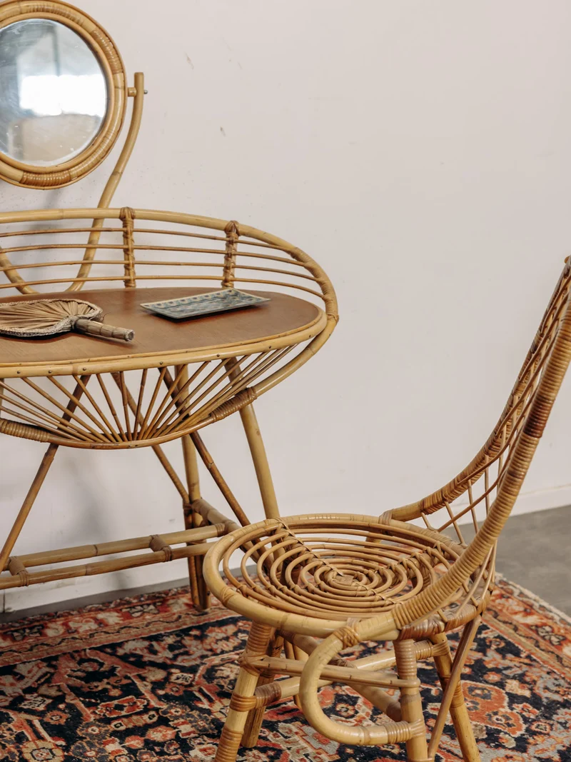 Louise, la coiffeuse et sa chaise en rotin N°354
