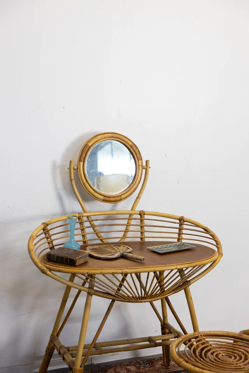 Louise, la coiffeuse et sa chaise en rotin N°354