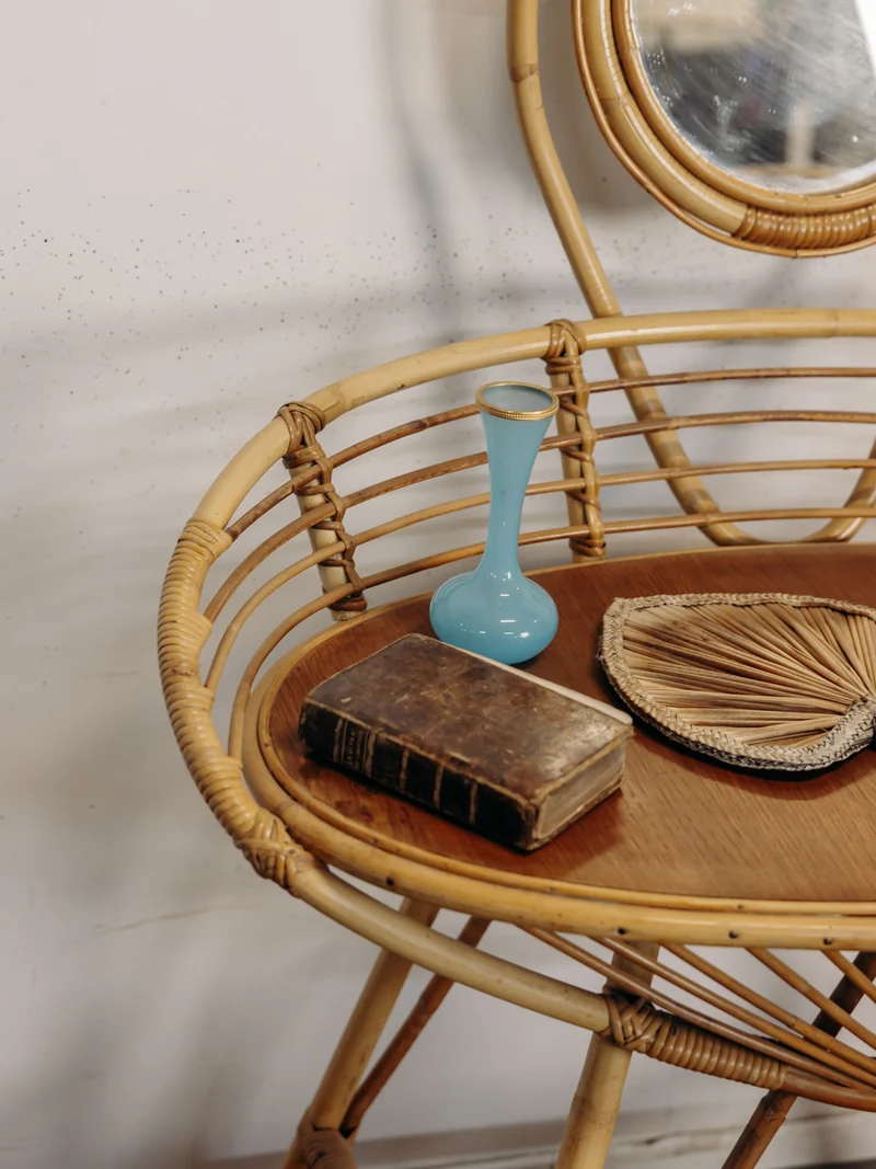 Louise, la coiffeuse et sa chaise en rotin N°354