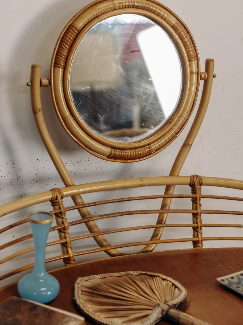 Louise, la coiffeuse et sa chaise en rotin N°354