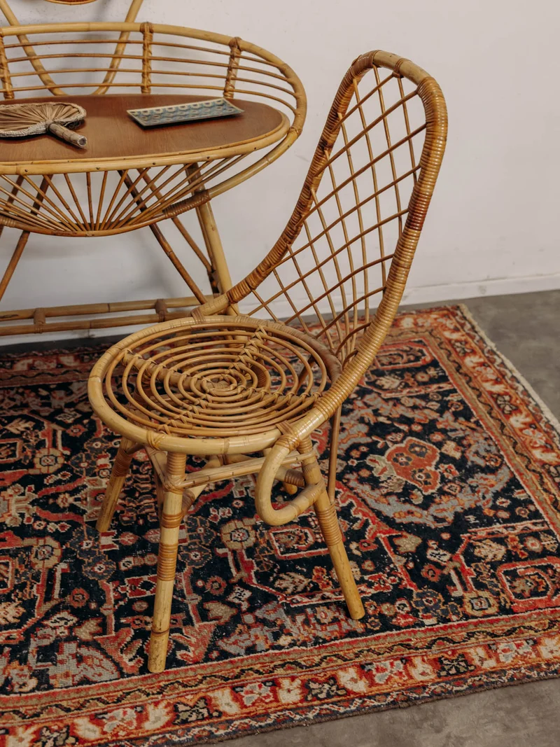 Louise, la coiffeuse et sa chaise en rotin N°354