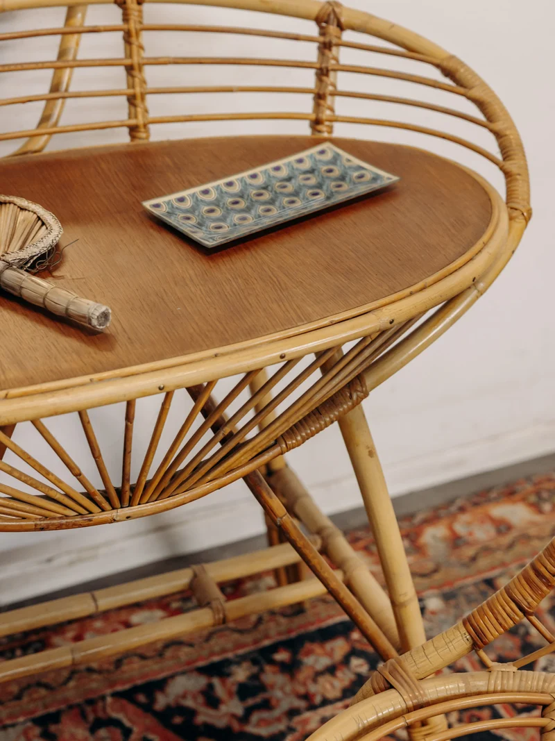 Louise, la coiffeuse et sa chaise en rotin N°354