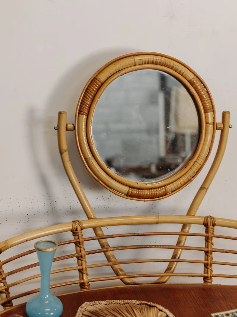 Louise, la coiffeuse et sa chaise en rotin N°354