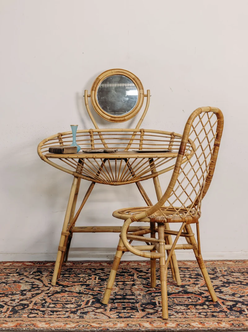Louise, la coiffeuse et sa chaise en rotin N°354