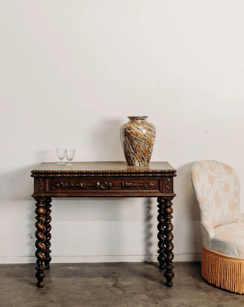 Billie, la table de jeux style Louis XIII en chêne N°16