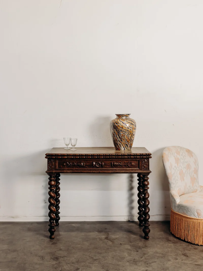 Billie, la table de jeux style Louis XIII en chêne N°16