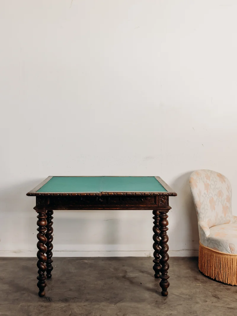 Billie, la table de jeux style Louis XIII en chêne N°16