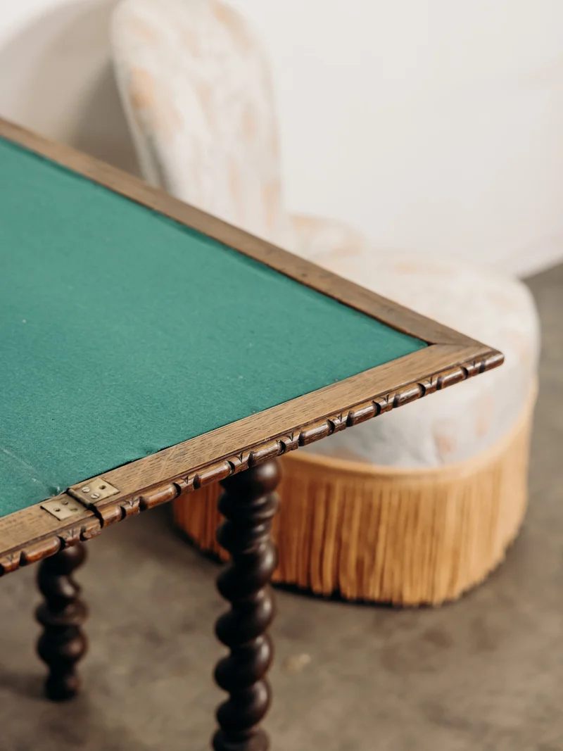 Billie, la table de jeux style Louis XIII en chêne N°16