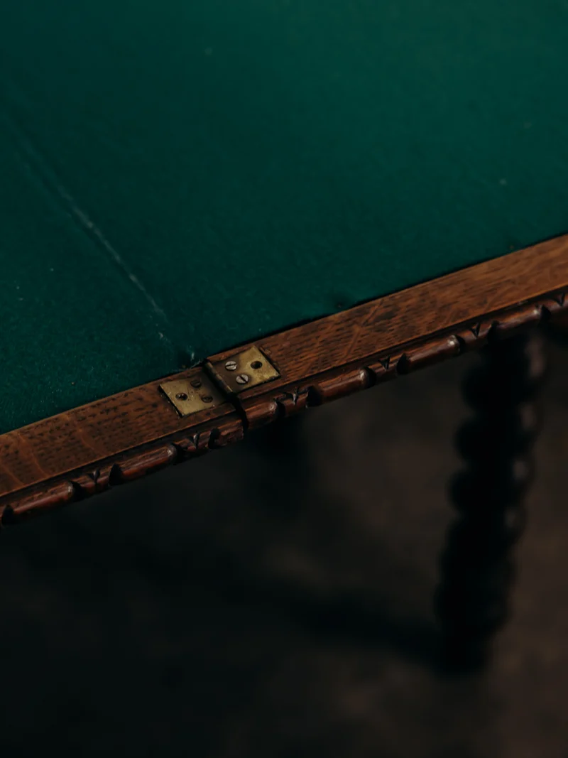 Billie, la table de jeux style Louis XIII en chêne N°16