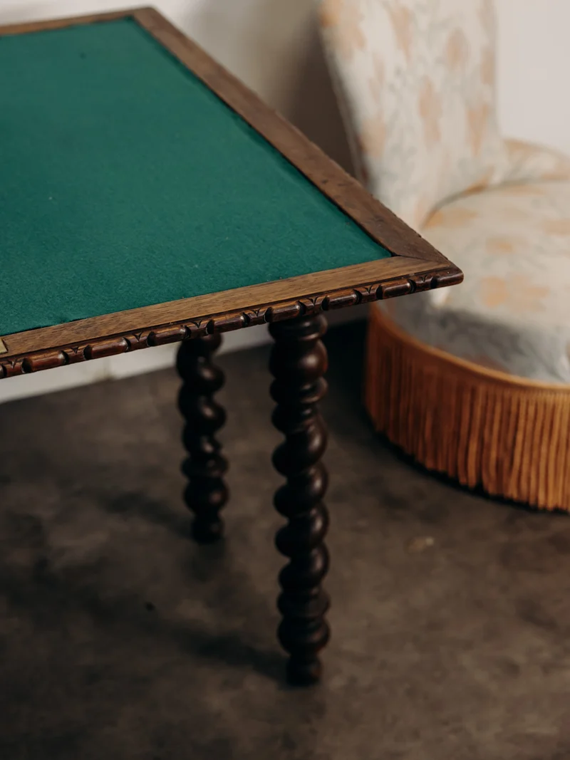 Billie, la table de jeux style Louis XIII en chêne N°16