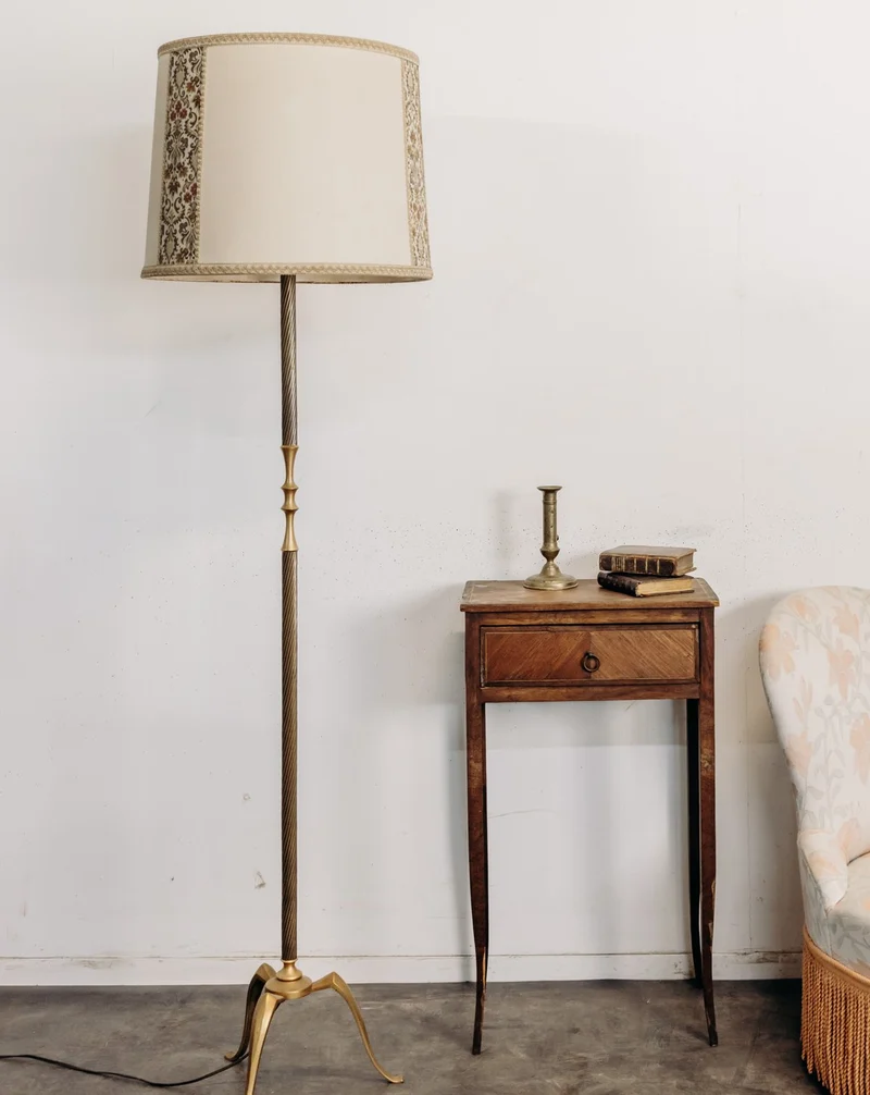 Julien, le lampadaire en laiton et son abat-jour en tambour N°403