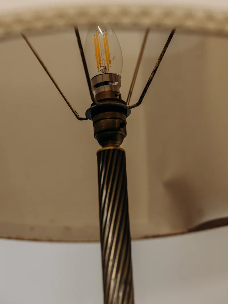 Julien, le lampadaire en laiton et son abat-jour en tambour N°403