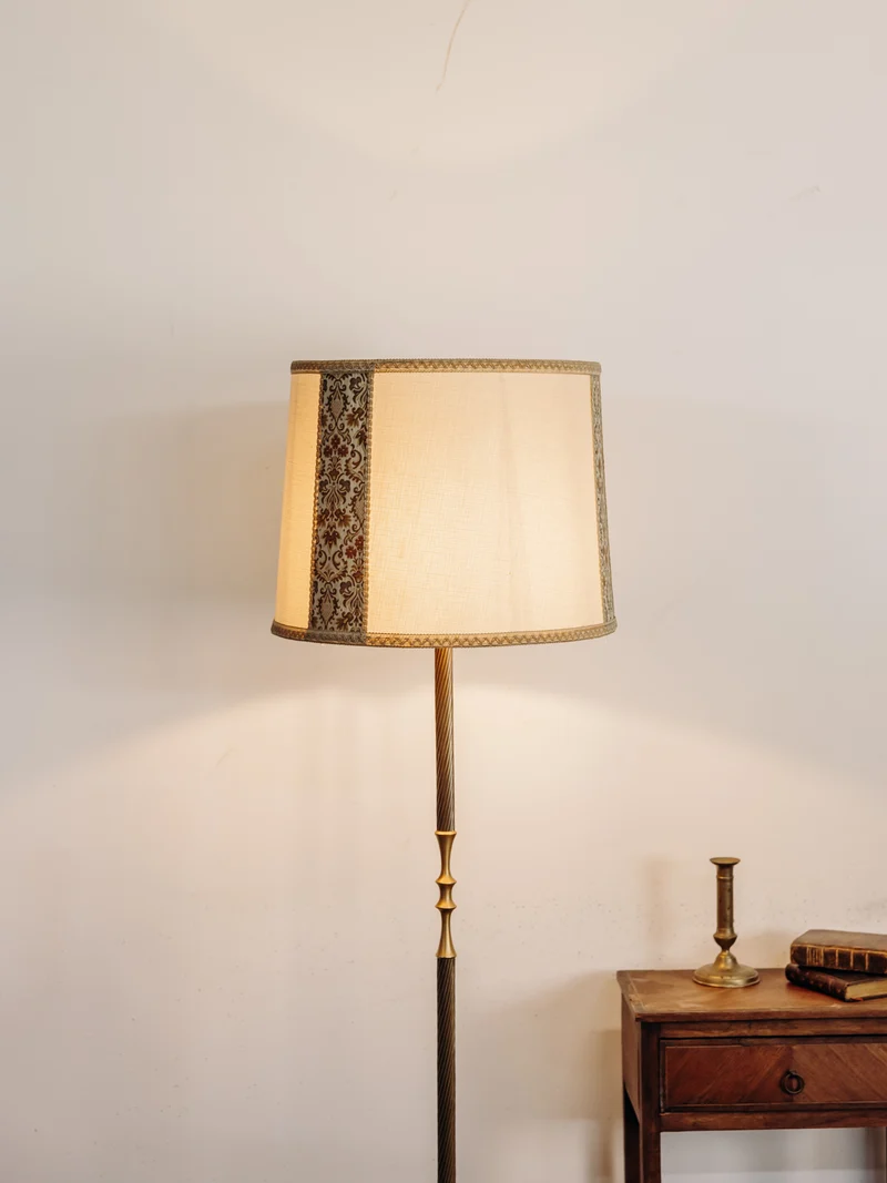 Julien, le lampadaire en laiton et son abat-jour en tambour N°403