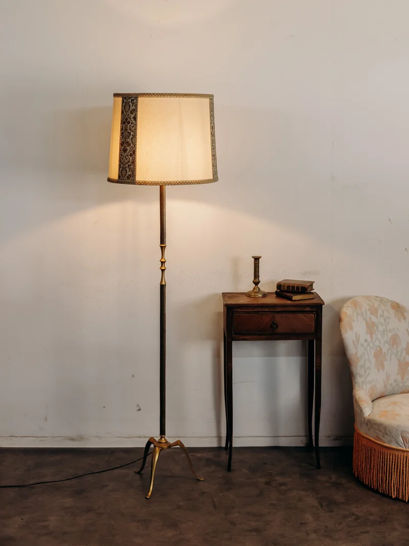 Julien, le lampadaire en laiton et son abat-jour en tambour N°403