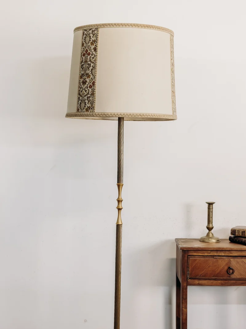 Julien, le lampadaire en laiton et son abat-jour en tambour N°403