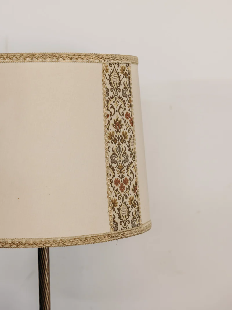 Julien, le lampadaire en laiton et son abat-jour en tambour N°403