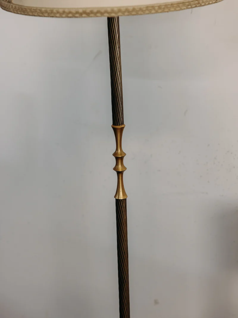 Julien, le lampadaire en laiton et son abat-jour en tambour N°403