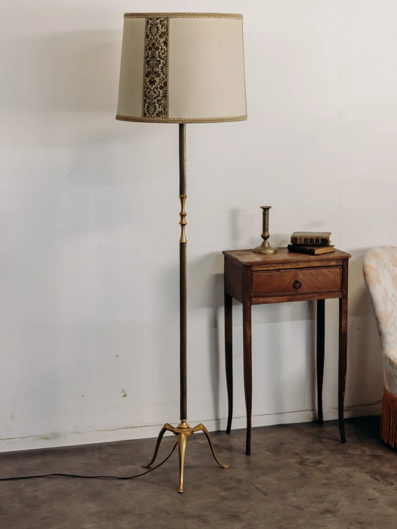 Julien, le lampadaire en laiton et son abat-jour en tambour N°403