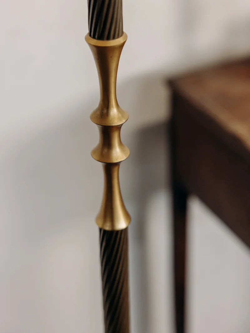 Julien, le lampadaire en laiton et son abat-jour en tambour N°403