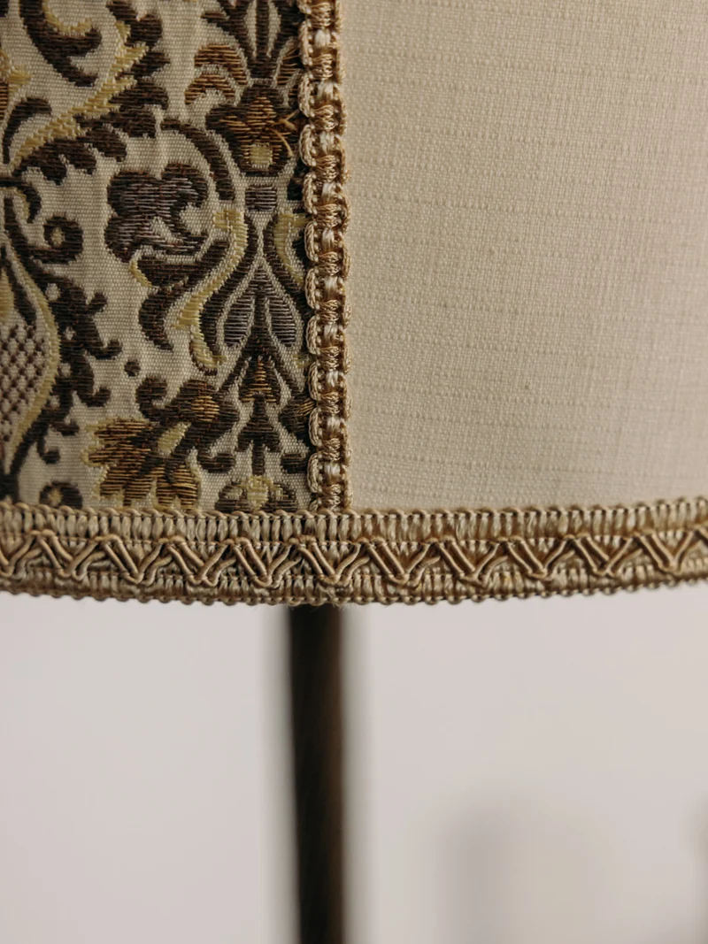 Julien, le lampadaire en laiton et son abat-jour en tambour N°403