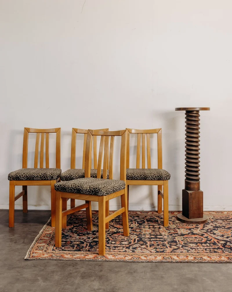 Claude, le lot de 4 chaises en tissu léopard N°1632