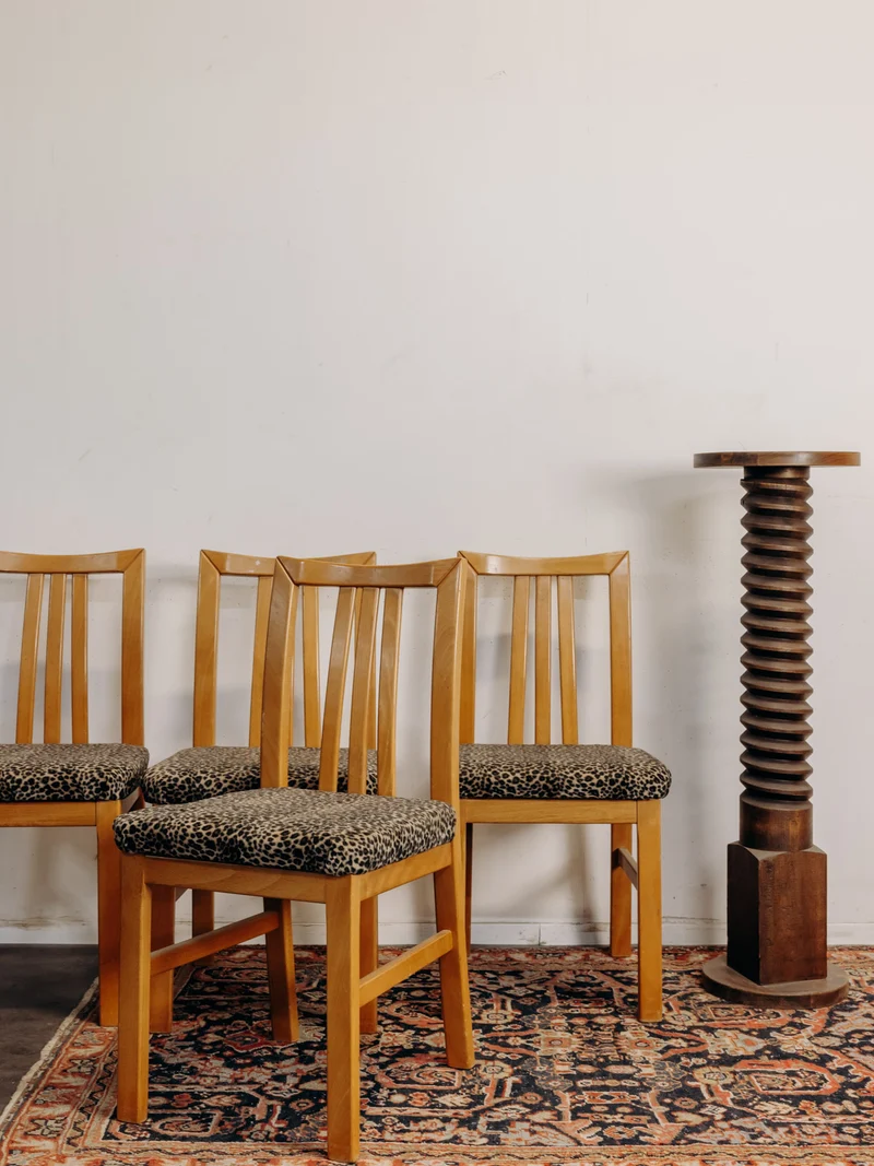 Claude, le lot de 4 chaises en tissu léopard N°1632