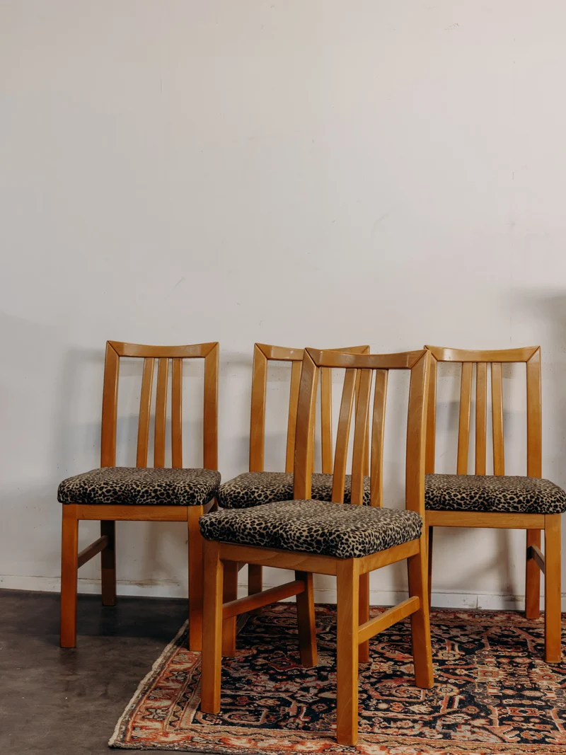 Claude, le lot de 4 chaises en tissu léopard N°1632