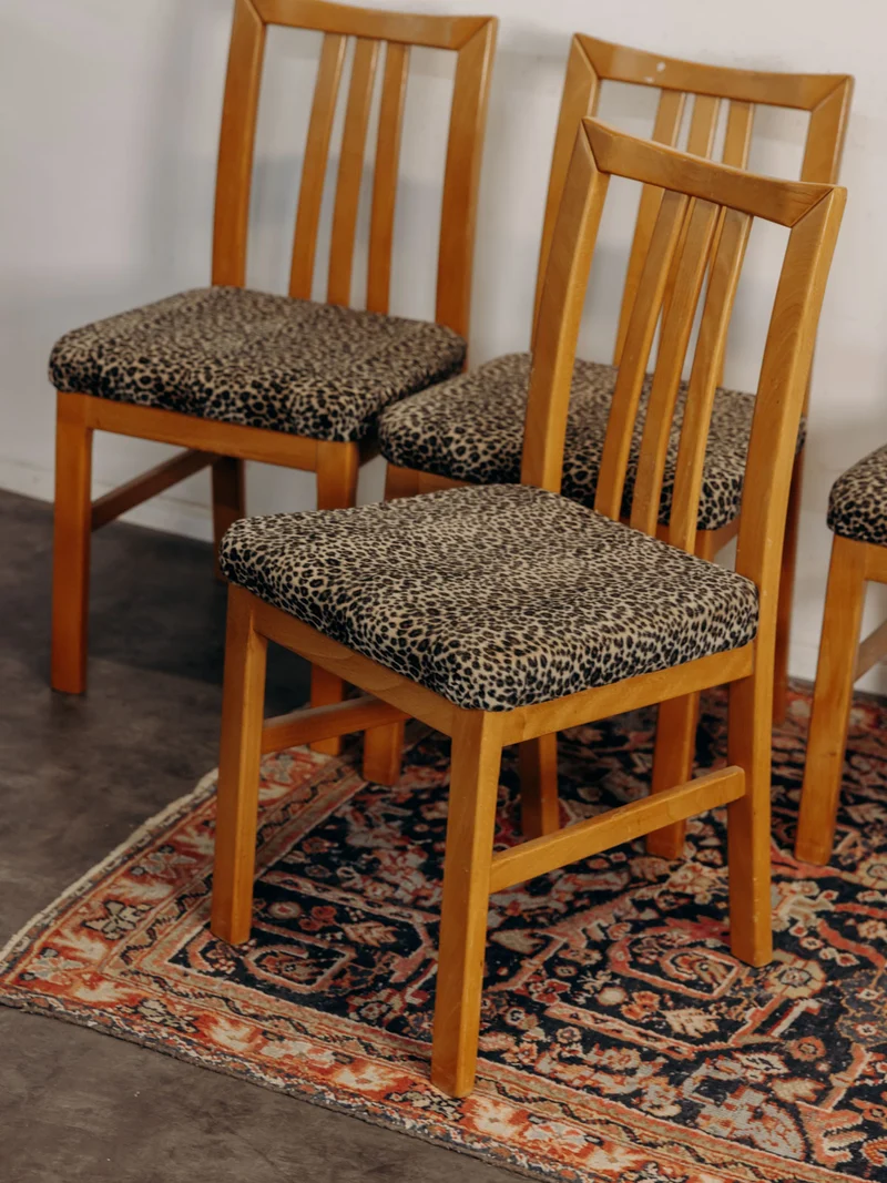 Claude, le lot de 4 chaises en tissu léopard N°1632